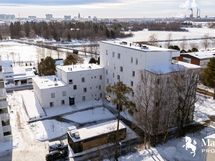 Ilmakuvaa sisäpihasta. Taustalla näkyy ihanasti Oulun joki ja pato.