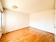 Makuuhuone on tilava. Asunnon seinäpinnat ja katto maalataan ennen vuokralaisen muuttoa.