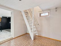 Portaat kellarikerrokseen