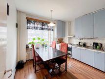 Tilavaan keittiöön mahtuu hienosti isompikin ruokapöytä.