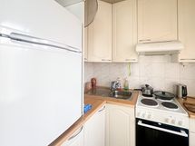 Keittiössä on ikkuna tuomassa valoa tilaan. Huoneiston ikkunat suuntaavat länteen.