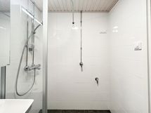 Kylpyhuoneessa on paikka täysilevyiselle pesukoneelle.