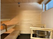 Taloyhtiön saunatila.