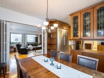 Ruokailutila taustalla olohuone