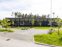Pihalla autohallirakennus