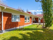 Näkymä piha-alueelta