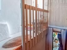 Portaat alakertaan, taustalla keittiö.