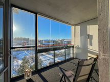 Lisää tilaa tuo kookas lasitettu parveke etelän suuntaan. Taloyhtiö on savuton!