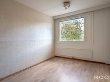 Kolmannessa makuuhuoneessa on vuonna 2025 uusittu laadukas tammiparketti.