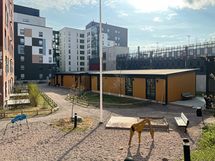 Ulkorakennuksessa mm. pyörävarasto ja sauna.