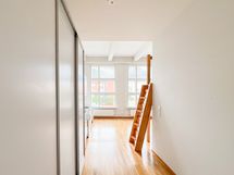 Eteisessä on muutama iso liukuovellinen säilytyskaappi.