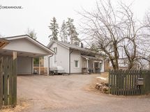 Kahden auton katos ja paljon parkkitilaa pihalla