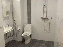 Tilava kylpyhuone/ wc.