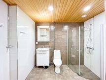 Kylpyhuone on tilava ja sinne mahtuu pesukone.