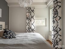 Makuuhuoneesta on ikkunat itään ja länteen.