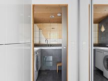 Päämakuuhuoneen walk-in-closet, josta kulku omaan kylpyhuoneeseen