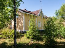 Julkisivua pihan puolelta