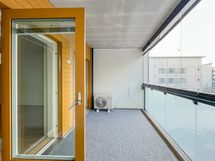 Hissitalon 2.kerroksen tyylikäs koti. Ilmalämpöpumppu pitää kodin viileänä kesäisin.