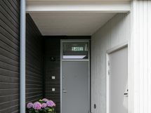 Sisäänkäynnin vieressä iso lämmin varasto