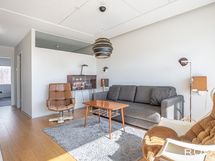 Asunnon avara olohuonetila tarjoaa sisustajalle monia mahdollisuuksia.