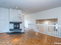 Olohuoneessa myös iso lämmittävä takka