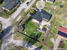 Pihan kruununa on noin 130 m2 terassi, joka on osin katettu.
