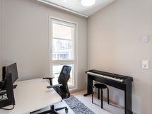 Toinen makuuhuone on takapihan puolelle