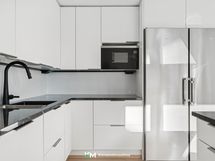 Tilavat, täyskorkeat rosteripintaiset jääkaappi ja pakastin helpottavat suurenkin perheen arjen askareita