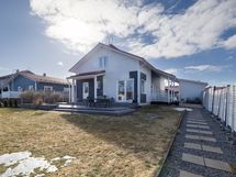 Terassialueita on talon kolmella sivulla/ Terrasser finns på tre sidor av huset