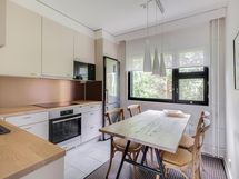 Keittiökaapistot, tasot ja kodinkoneet ovat lähes uudet.