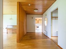 Näkymä eteisaulasta olohuoneeseen ja keittiöön.