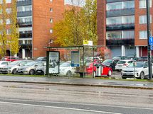 Bussit kulkevat talon vierestä.