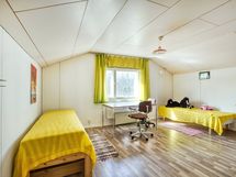 Yläkerran makuuhuone, joen puoleinen pääty
