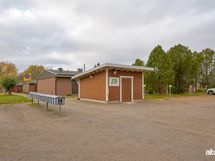 Autopaikat, myös sähköauton lataukseen löytyy.