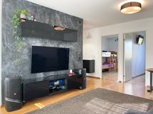 Näkymä olohuoneesta makuuhuoneiden suuntaan