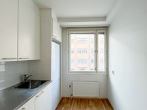 Keittiöön mahtuu myös pieni ruokapöytä.