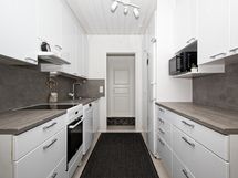 Keittiössä on hyvin laskutilaa