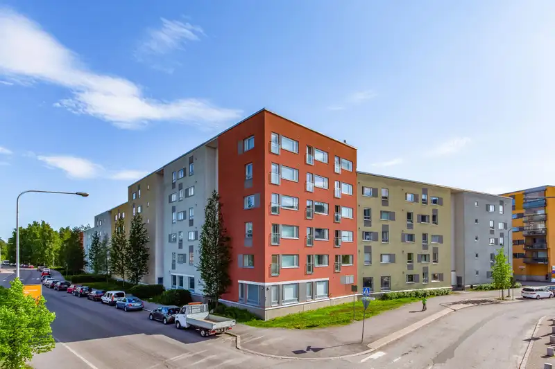Valoissa yksiö lasitetulla parvekkeella kävelymatkan päässä kauppakeskus Ristikon palveluista!Asunnossa on tammijäljitelmä muovimatto lat (1/4)