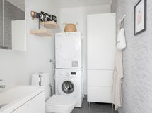Yläkerran wc, jossa on myös tilaa pesutornille, sekä pyykkikaappi