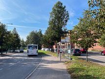 Bussipysäkki on aivan vieressä.