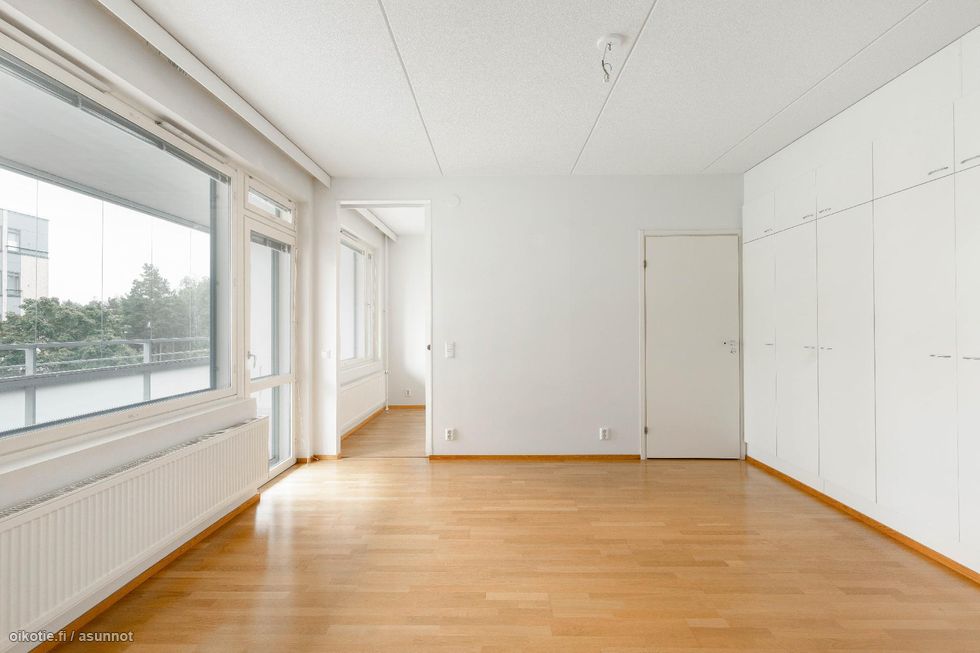 Edessä makuuhuone sekä oikealla kylpyhuone.