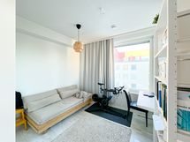 Tämän huoneen ikkuna on pohjoisen suuntaan.