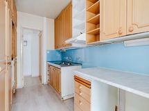 Keittiöstä on kulku myös eteiseen.