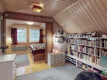 Yläkerran aulatilan toisessa päässä on yksi kodin makuuhuoneista.