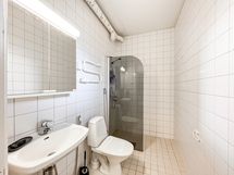 Laatoitettu tilava kylpyhuone. Pyykinpesu hoituu asunnon kodinhoitohuoneessa.