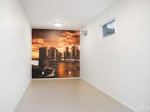 Autotalli ja autokatoksen päädyssä lisätila omalla ovella ja ikkunalla.