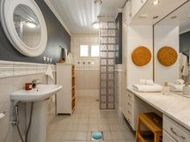 Yläkerran kylpyhuone