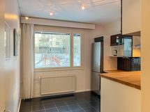 Läpitalon koti rauhallisella sijainnilla. Asunto on ensimmäisessä asuinkerroksessa, ei pohjakerros.