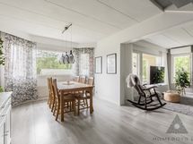 Keittiön viereinen ruokailutila avautuu oleskelutilaan