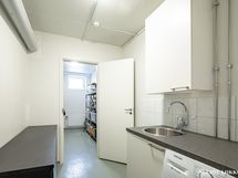 Ikkunallinen kodinhoitohuone kellarissa